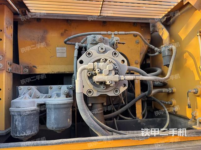 液壓泵艙室正面整體(整機外觀) 液壓泵艙室正面整體(整機外觀)