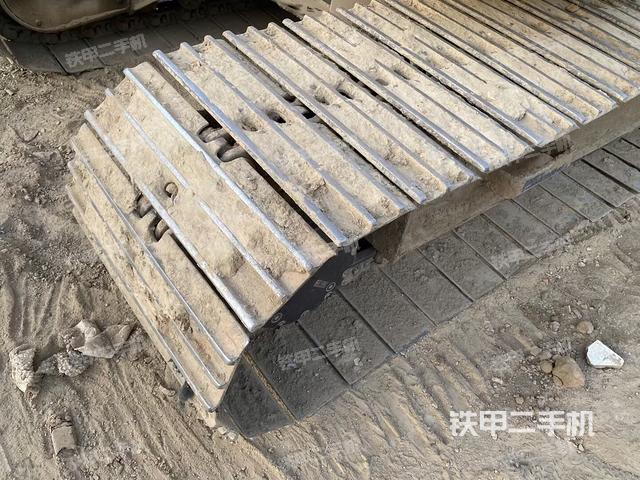 單側(cè)履帶整體(整機(jī)外觀) 單側(cè)履帶整體(整機(jī)外觀)