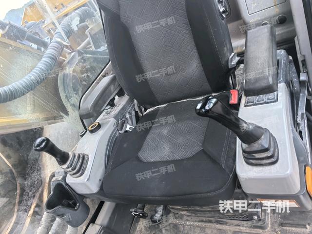 座椅右侧控制台/钥匙门/油门/含右手柄（驾驶室部分）