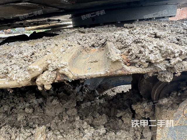 單側(cè)履帶整體(整機(jī)外觀) 單側(cè)履帶整體(整機(jī)外觀)