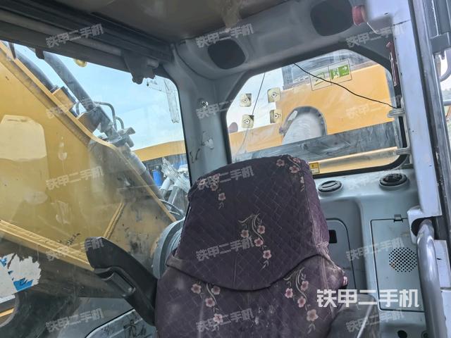 行走控制手柄和踏板?俯拍(駕駛室部分) 行走控制手柄和踏板?俯拍(駕駛室部分)