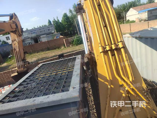 驾驶室顶部(整机外观) 驾驶室顶部(整机外观)