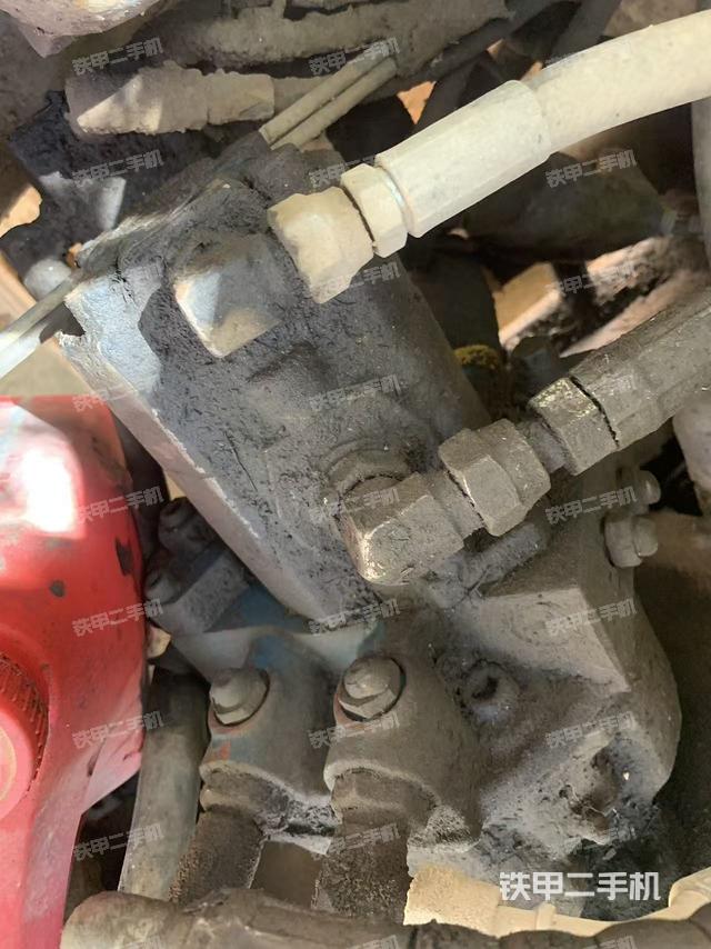 液压泵舱室正面整体(整机外观) 液压泵舱室正面整体(整机外观)
