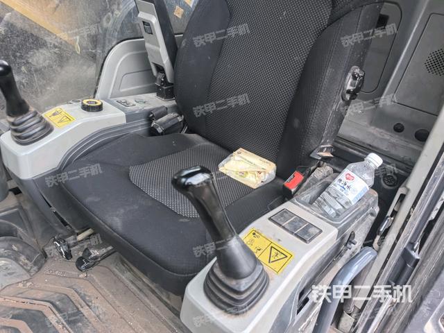 座椅右侧控制台/钥匙门/油门/含右手柄（驾驶室部分）