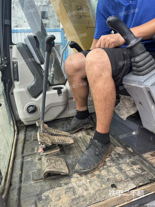 駕駛室整體(整機(jī)外觀) 駕駛室整體(整機(jī)外觀)