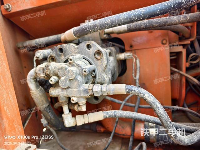 液压泵舱室正面整体(整机外观) 液压泵舱室正面整体(整机外观)