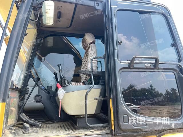 駕駛室整體(整機(jī)外觀) 駕駛室整體(整機(jī)外觀)