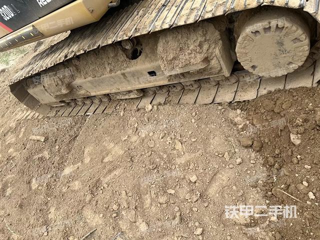 單側(cè)履帶整體(整機(jī)外觀) 單側(cè)履帶整體(整機(jī)外觀)