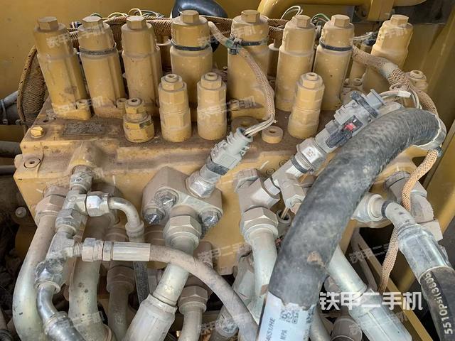 回轉(zhuǎn)馬達和主控閥(整機外觀) 回轉(zhuǎn)馬達和主控閥(整機外觀)