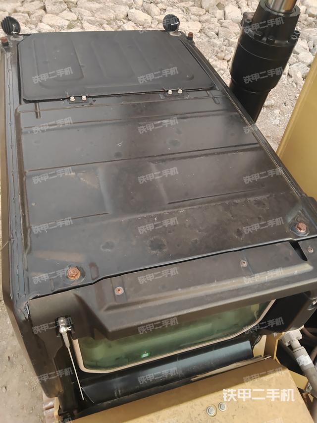 駕駛室頂部(整機(jī)外觀) 駕駛室頂部(整機(jī)外觀)