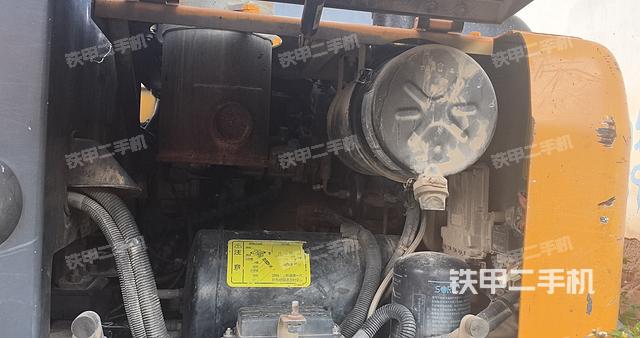 液压泵舱室正面整体(整机外观) 液压泵舱室正面整体(整机外观)