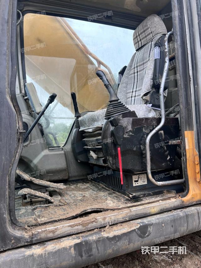 驾驶室整体(整机外观) 驾驶室整体(整机外观)