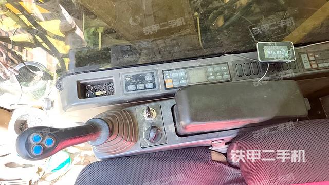 行走控制手柄和踏板?俯拍(駕駛室部分) 行走控制手柄和踏板?俯拍(駕駛室部分)