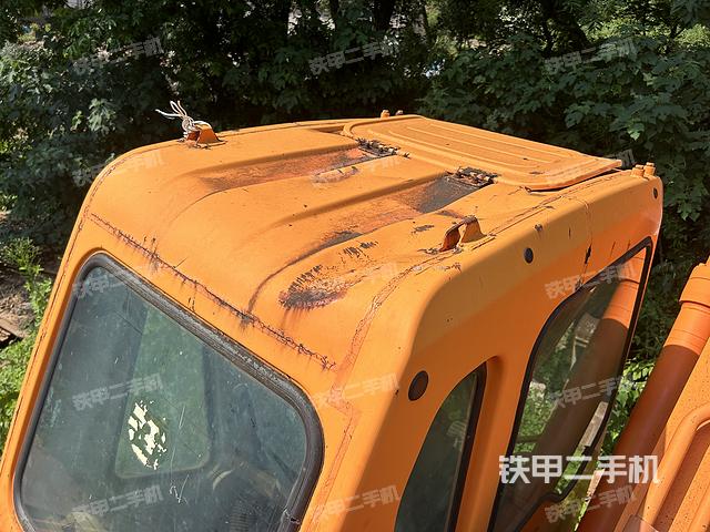 駕駛室頂部(整機(jī)外觀) 駕駛室頂部(整機(jī)外觀)