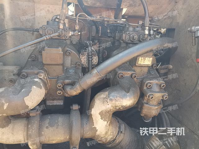 液压泵舱室正面整体(整机外观) 液压泵舱室正面整体(整机外观)