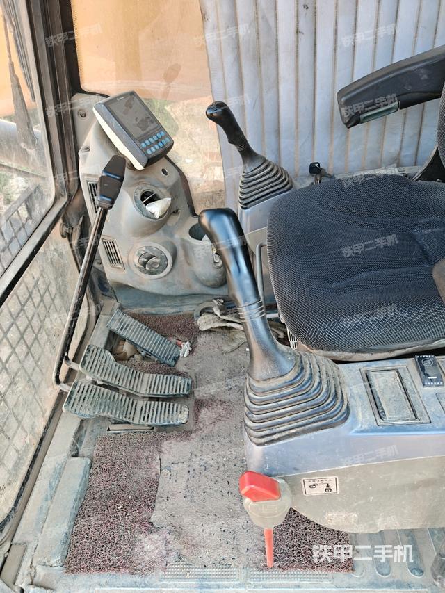 座椅右侧控制台/钥匙门/油门/含右手柄（驾驶室部分）