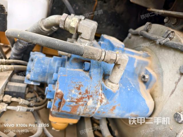 液壓泵艙室正面整體(整機外觀) 液壓泵艙室正面整體(整機外觀)