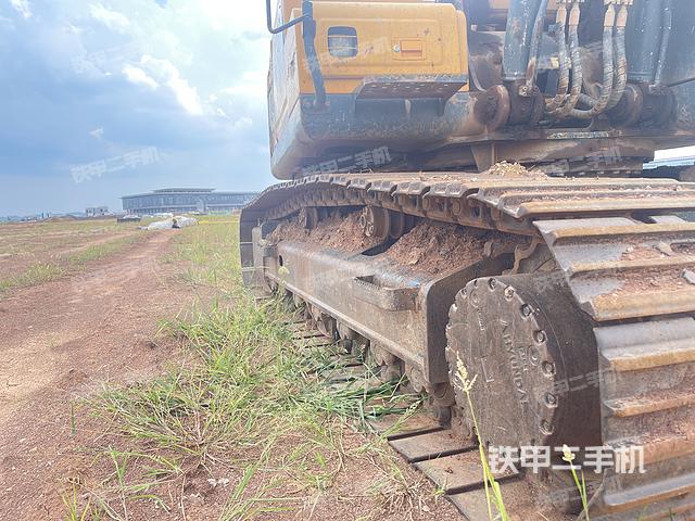 單側(cè)履帶整體(整機(jī)外觀) 單側(cè)履帶整體(整機(jī)外觀)