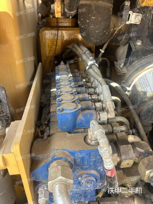 回转马达和主控阀（整机外观）