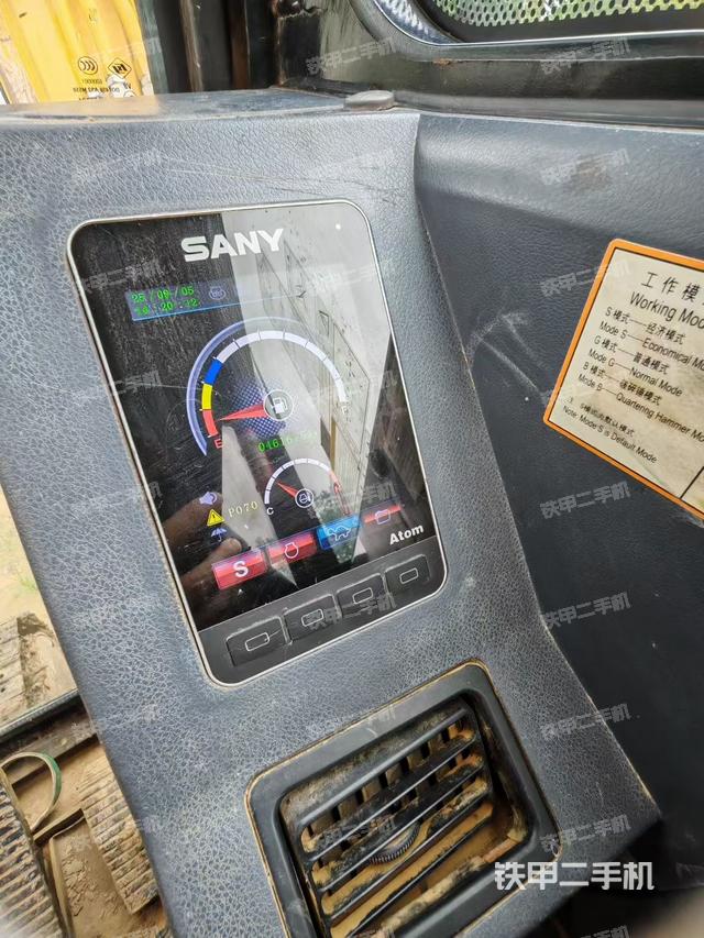 駕駛室整體(整機(jī)外觀) 駕駛室整體(整機(jī)外觀)