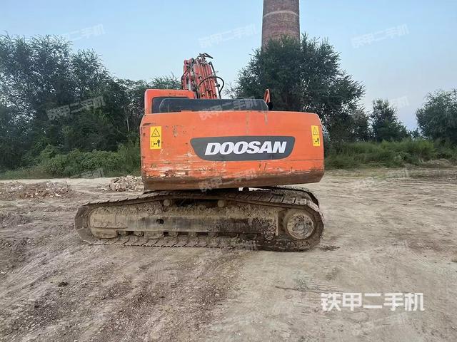 駕駛室頂部(整機(jī)外觀) 駕駛室頂部(整機(jī)外觀)