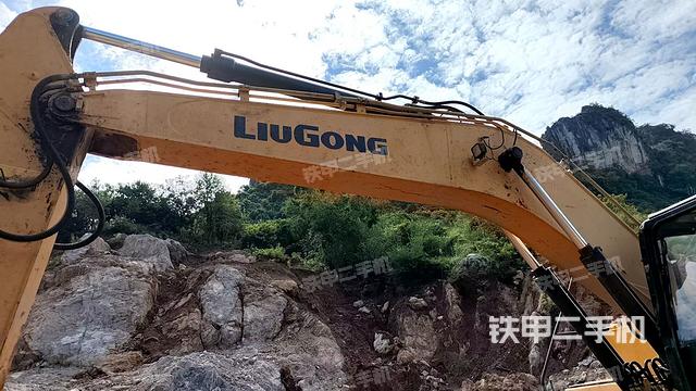 大臂油缸整體?豎拍(工作和回轉(zhuǎn)裝置) 大臂油缸整體?豎拍(工作和回轉(zhuǎn)裝置)