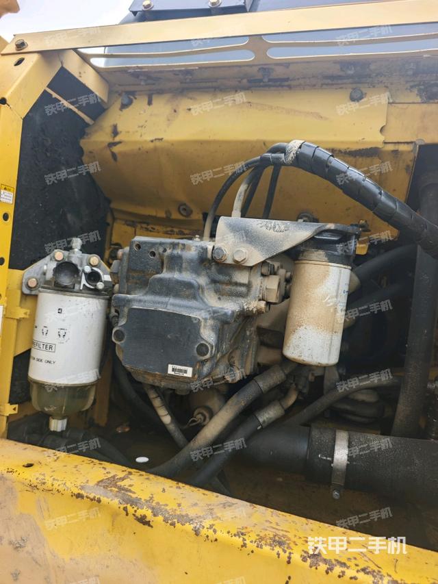 液壓泵艙室正面整體(整機(jī)外觀) 液壓泵艙室正面整體(整機(jī)外觀)
