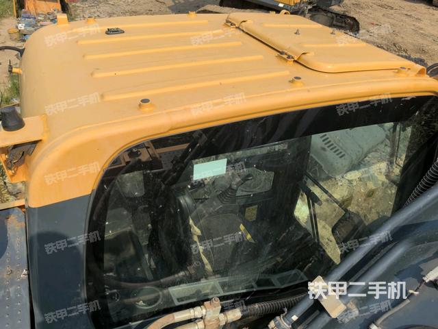 駕駛室頂部(整機(jī)外觀) 駕駛室頂部(整機(jī)外觀)