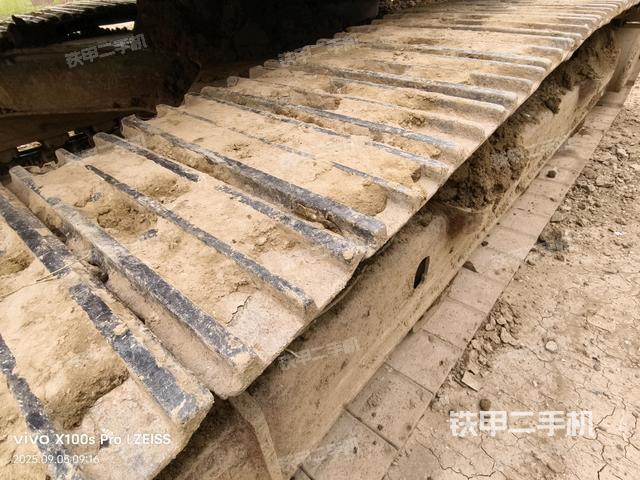 單側(cè)履帶整體(整機外觀) 單側(cè)履帶整體(整機外觀)