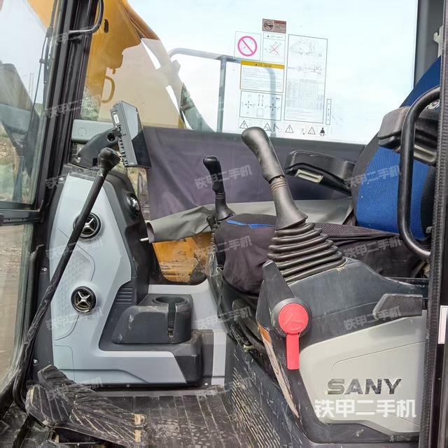 駕駛室整體(整機外觀) 駕駛室整體(整機外觀)