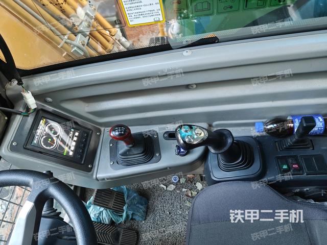 座椅左侧控制台/音响/含左手柄（驾驶室部分）