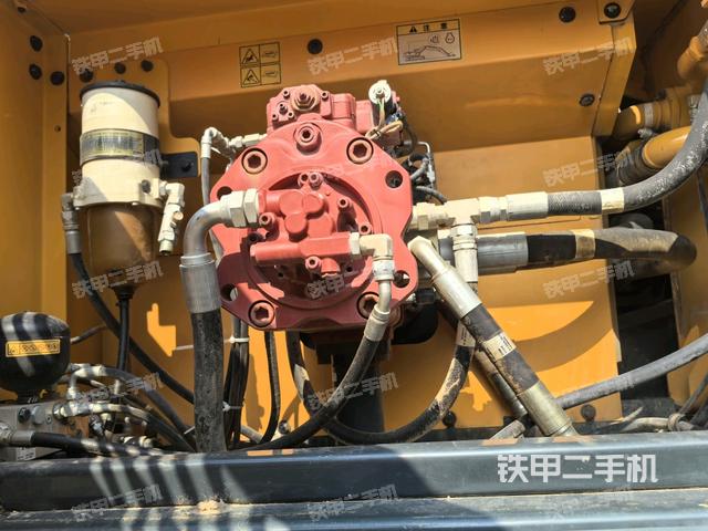 液压泵舱室正面整体(整机外观) 液压泵舱室正面整体(整机外观)