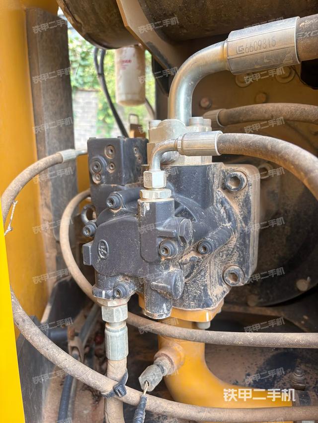 液壓泵艙室正面整體(整機(jī)外觀) 液壓泵艙室正面整體(整機(jī)外觀)