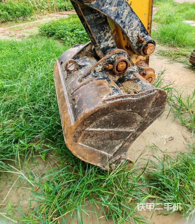 駕駛室頂部(整機(jī)外觀) 駕駛室頂部(整機(jī)外觀)