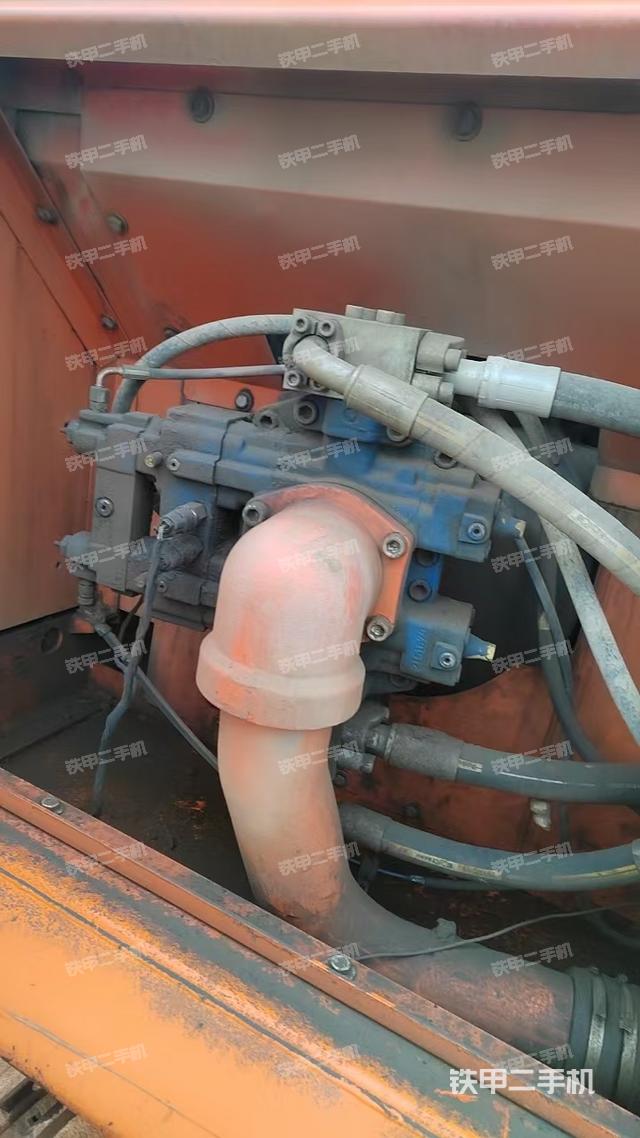 液压泵舱室正面整体(整机外观) 液压泵舱室正面整体(整机外观)