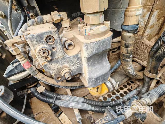 液壓泵艙室正面整體(整機(jī)外觀) 液壓泵艙室正面整體(整機(jī)外觀)