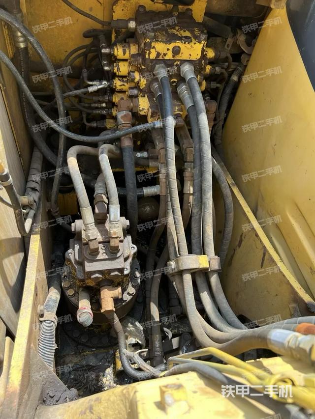 回转马达和主控阀（整机外观）