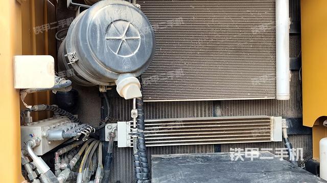 散熱器正面(大件艙室) 散熱器正面(大件艙室)