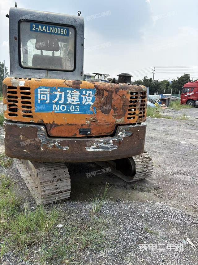 駕駛室頂部(整機(jī)外觀) 駕駛室頂部(整機(jī)外觀)