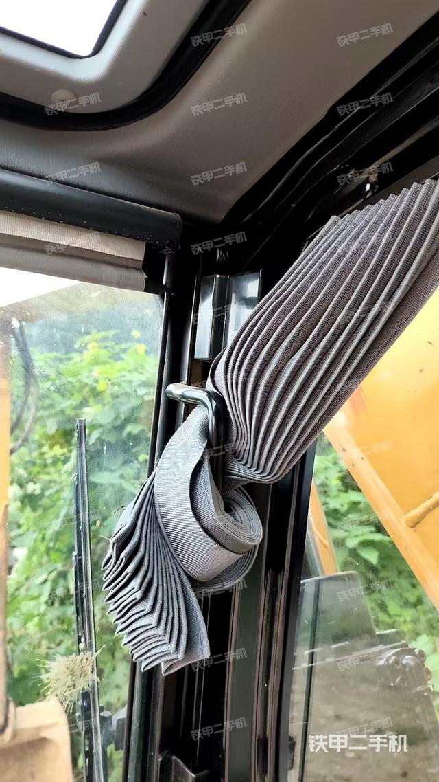 行走控制手柄和踏板?俯拍(駕駛室部分) 行走控制手柄和踏板?俯拍(駕駛室部分)
