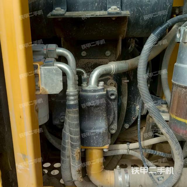 液壓泵艙室正面整體(整機外觀) 液壓泵艙室正面整體(整機外觀)