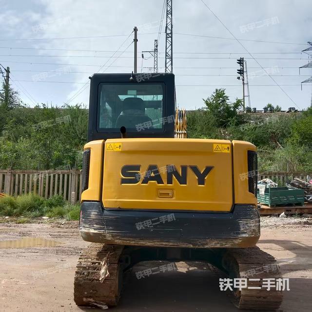 回转马达和主控阀(整机外观) 回转马达和主控阀(整机外观)