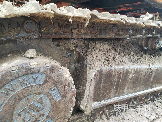 單側(cè)履帶整體(整機(jī)外觀) 單側(cè)履帶整體(整機(jī)外觀)