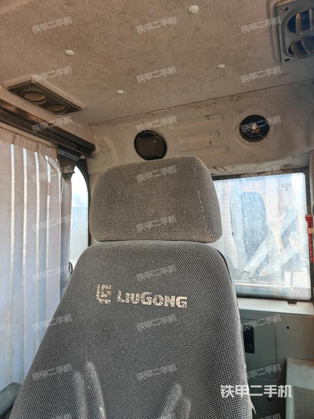 行走控制手柄和踏板 俯拍（驾驶室部分）