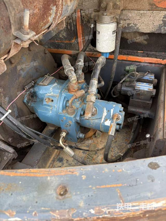 液壓泵艙室正面整體(整機(jī)外觀) 液壓泵艙室正面整體(整機(jī)外觀)