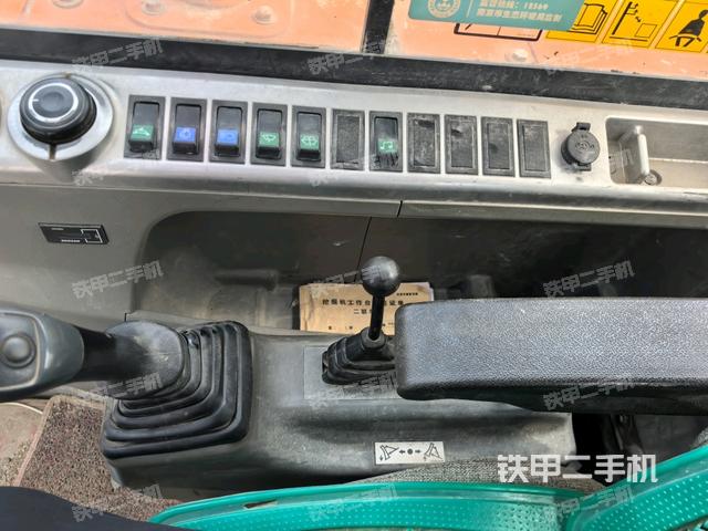 座椅右侧控制台/钥匙门/油门/含右手柄(驾驶室部分) 座椅右侧控制台/钥匙门/油门/含右手柄(驾驶室部分)