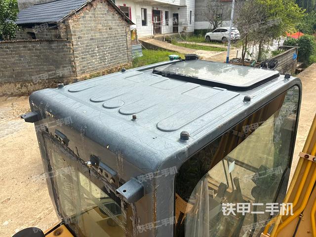 駕駛室整體(整機(jī)外觀) 駕駛室整體(整機(jī)外觀)