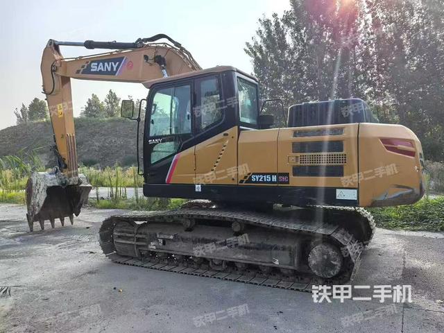 駕駛室整體(整機(jī)外觀) 駕駛室整體(整機(jī)外觀)