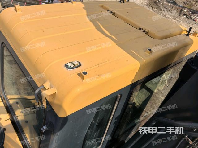 駕駛室頂部(整機(jī)外觀) 駕駛室頂部(整機(jī)外觀)
