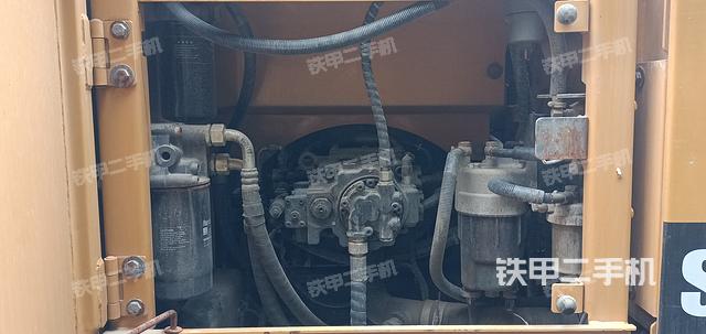 液壓泵艙室正面整體(整機(jī)外觀) 液壓泵艙室正面整體(整機(jī)外觀)